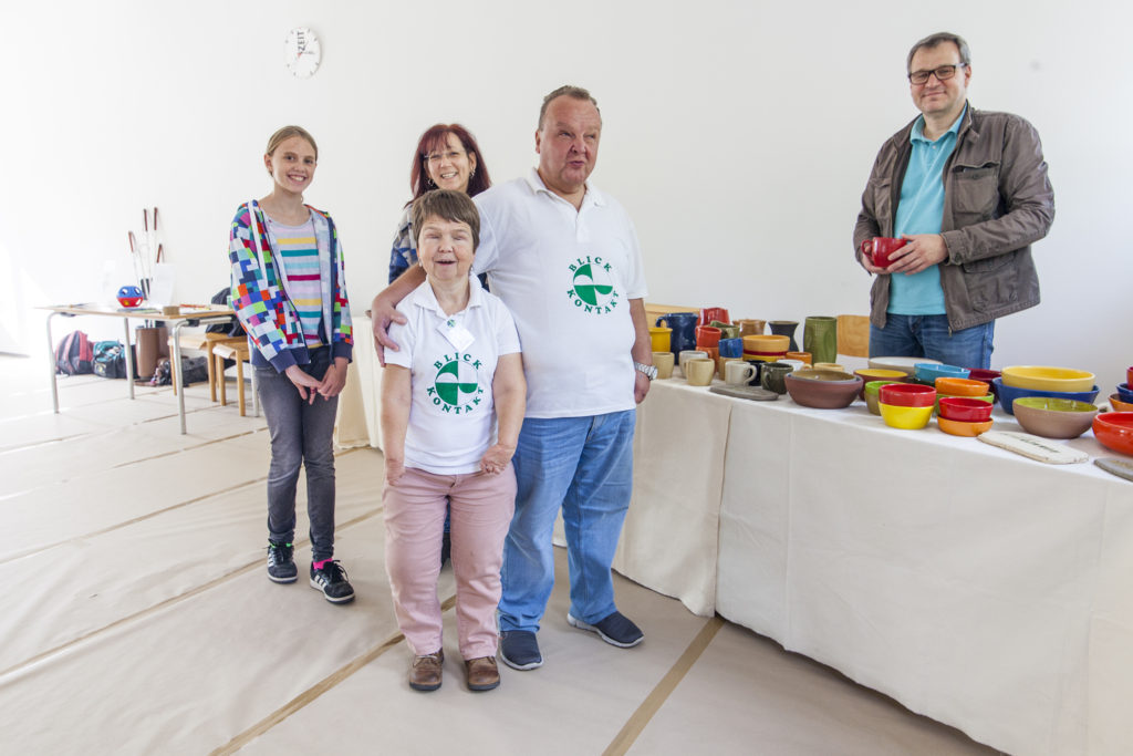 Silvie und Martin Oblak von Blickkontakt mit weiteren Teilnehmern und dem Künstler Caarl Pinka beim Kreativprojekt „Farben der Freude – Freude an Farbe“, im Rahmen des Musiversum Schwechat, 01.10.2017